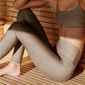 ✨ High Waist Airlift Legging in Gravel